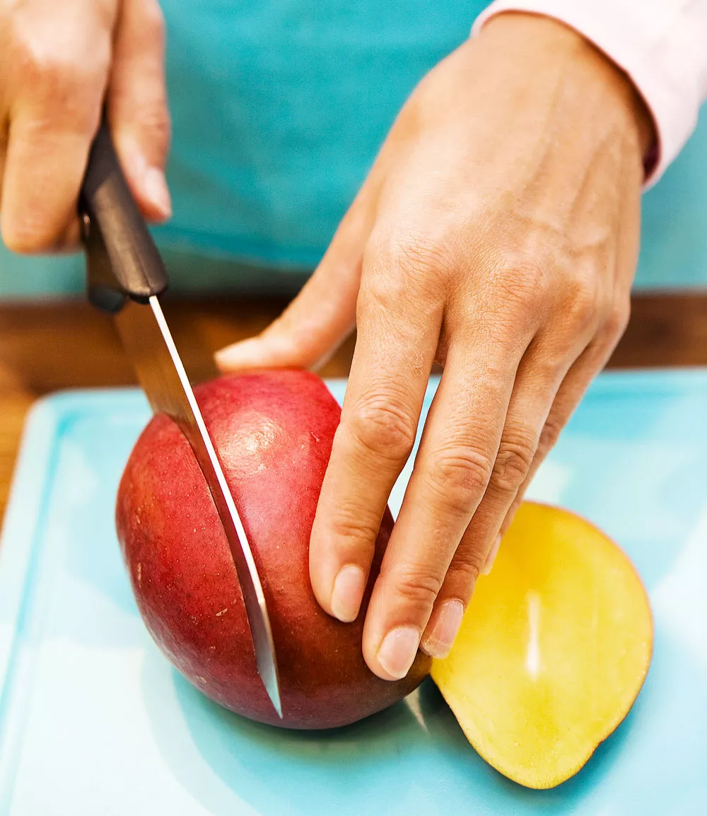 Käsittele mango näin: Mangon leikkaaminen kolmeen osaan