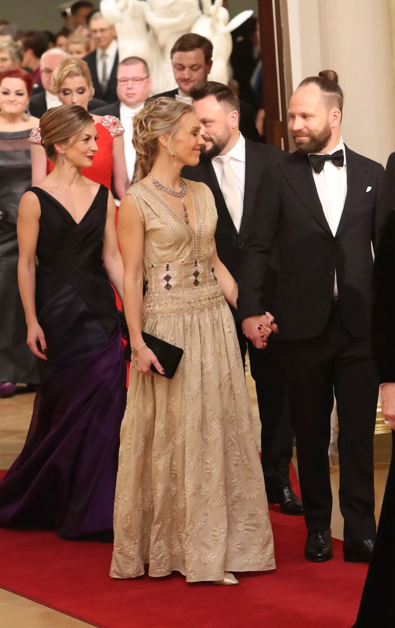 Tuomas ja Jenni Milonoff saapuivat käsi kädessä kättelemään presidenttiparia. Takana Riku Rantala vaimoineen.
