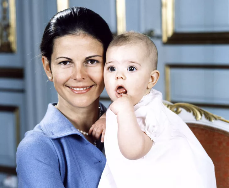 Kuningatar Silvia ja kruununprinsessa Victoria vauvana.