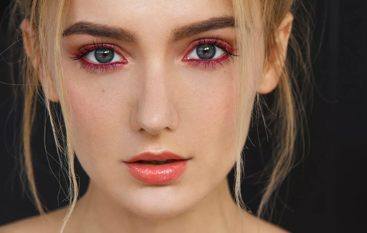 Syksyn meikkitrendi: Punaiset silmänrajaukset