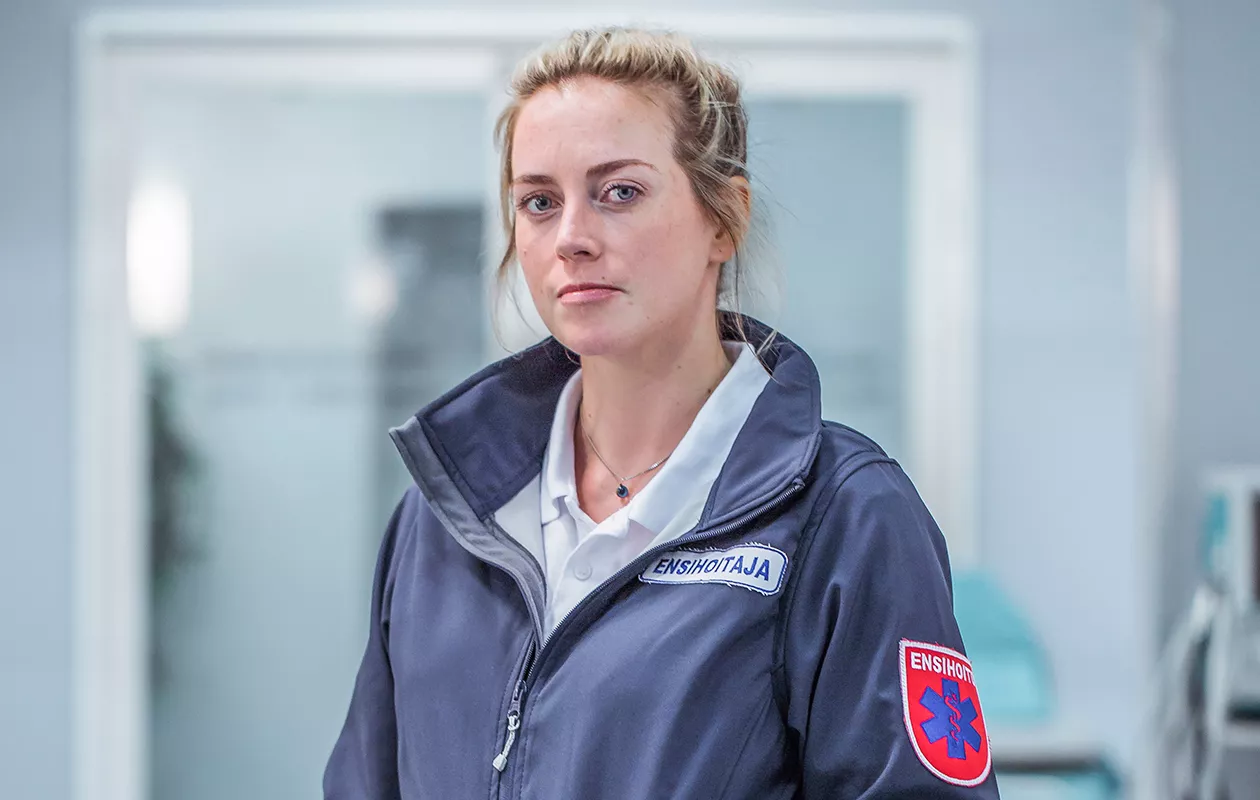 Iina Kuustonen näyttelee Syke-sarjassa sairaanhoitaja Iiris Ketolaa.