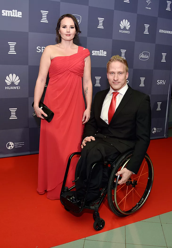 Katja Reelo ja Leo-Pekka Tähti poseerasivat medialle Urheilugaalaan punaisella matolla.