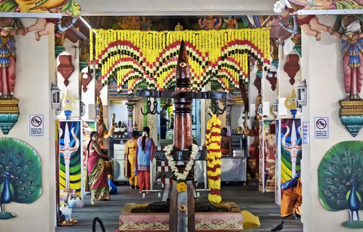 1827 rakennettu Sri Mariammanin temppeli on Singaporen hinduyhteisön suosiossa.