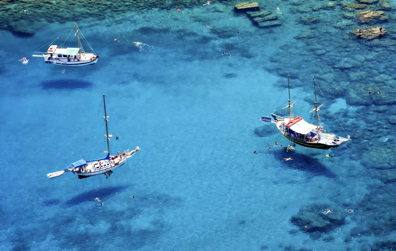 Kreikan parhaat kohteet pitävät sisällään uskomattoman upeita merimaisemia. Ródos on suosittu purjehduskohde, jonka kauniisiin poukamiin voi ankkuroitua nauttimaan auringosta.