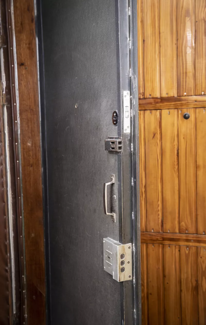Maritan Marata-kadulla sijaitsevaan kotiin vie kaksi ulko-ovea. Ulommainen on turvallisuussyistä metallia.