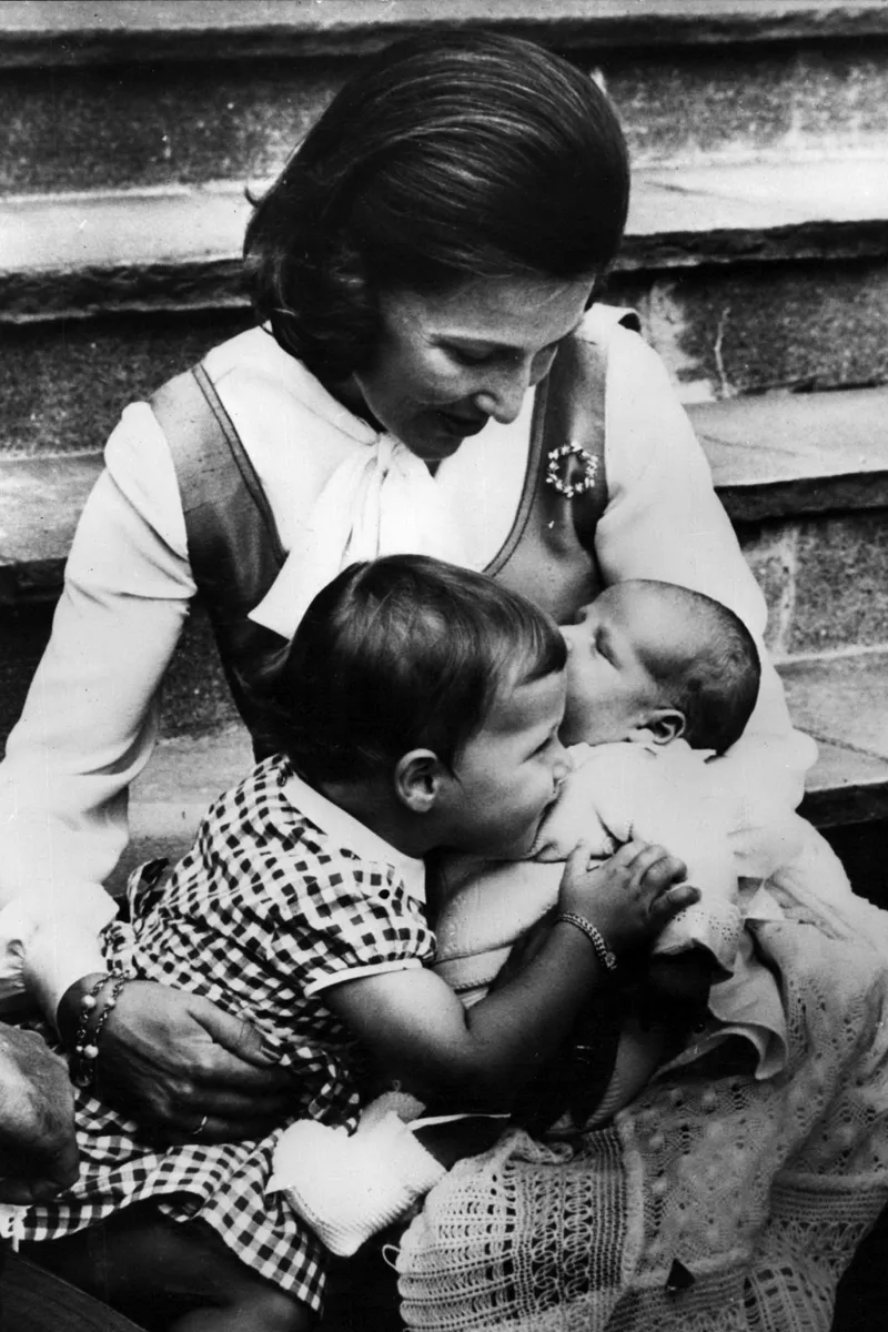 2-vuotias prinsessa veljensä ja äitinsä kanssa elokuussa 1973.
