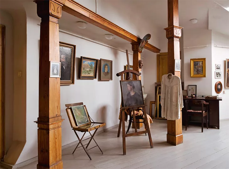 Taiteilija Janis Rozentalsin kotimuseo on riikalaisen jugendtalon yläkerrassa.