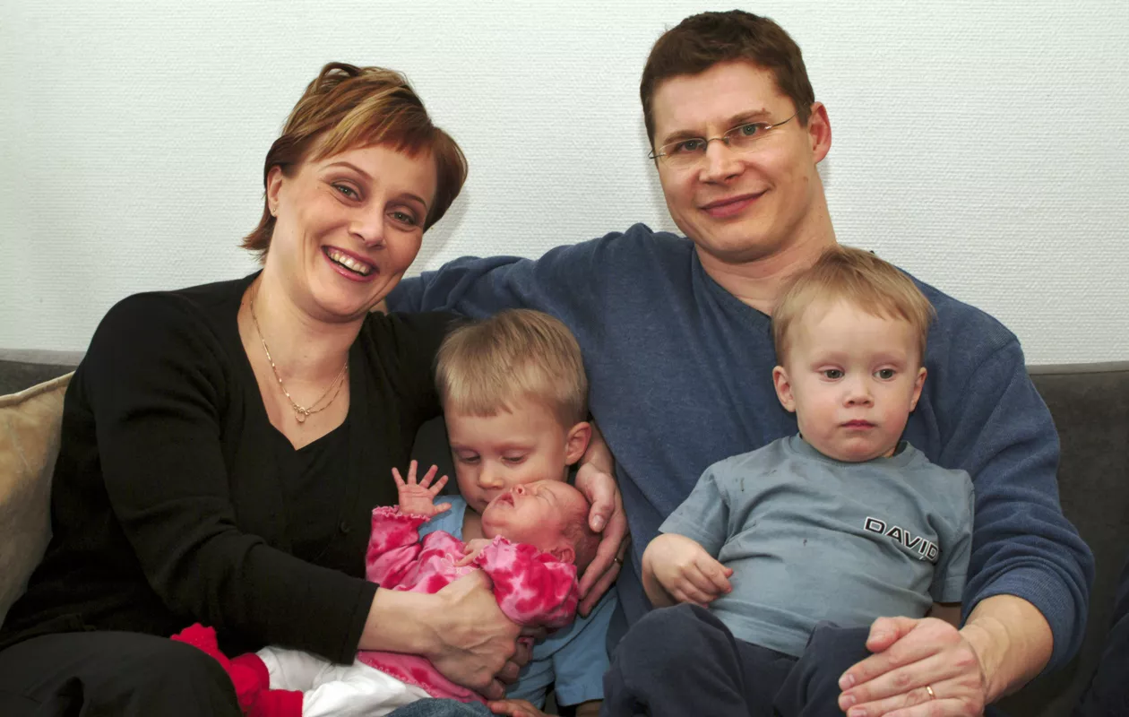 Tuulin ja Pasi Sarkkisen perheeseen syntyi neljän vuoden sisällä kolme lasta: Juuso, Jonni ja Sanni. Kuva vuodelta 2004.