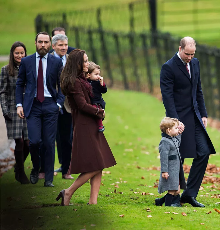 Katella on sylissään keskimmäinen lapsensa, prinsessa Charlotte, William saattelee parin esikoispoikaa Georgea. Taustalla Katen veli James, sisko Pippa ja isä Michael Middleton.