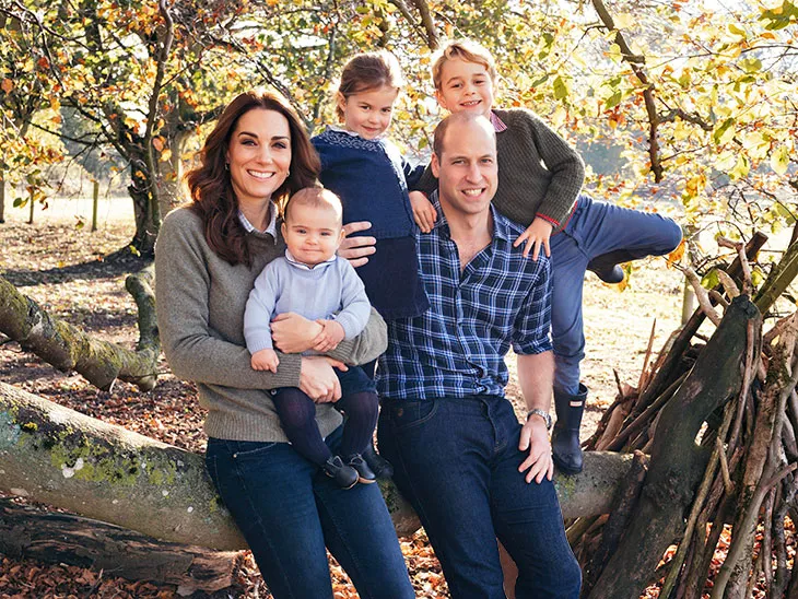 Katen ja Williamin virallisessa joulukortissa viime vuonna poseerasi iloinen perhe. Perheen tuorein tulokas on nykyään taaperoikäinen prinssi Louis.