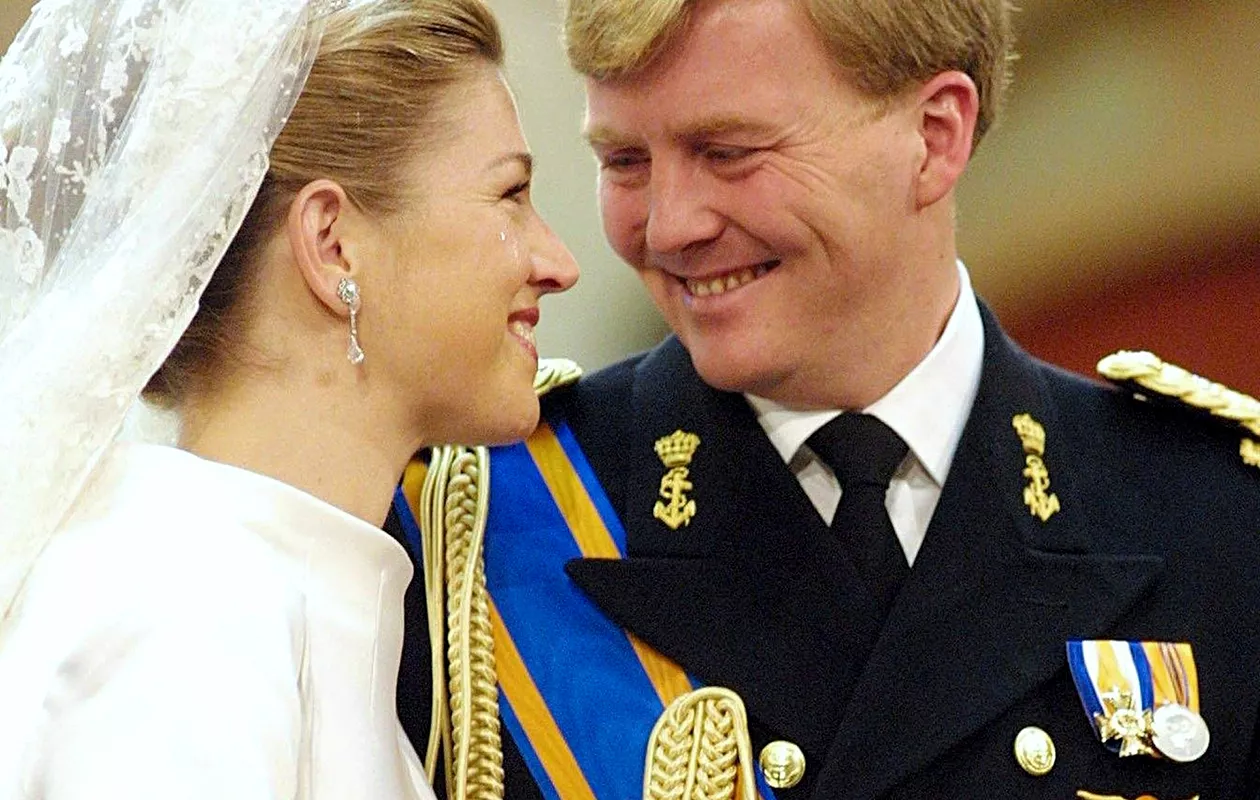 Argentiinalainen Máxima Zorreguieta ja Alankomaiden kruununprinssi Willem-Alexander vihittiin helmikuussa 2002 Amsterdamissa. Morsiamen vanhemmat eivät osallistuneet hääjuhlaan isän arveluttavan taustan takia.