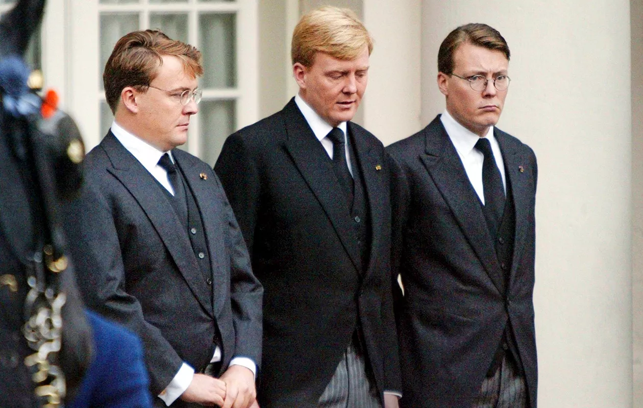 Veljekset, prinssit Friso, Willem-Alexander ja Constantijn isänsä hautajaisissa lokakuussa 2002.