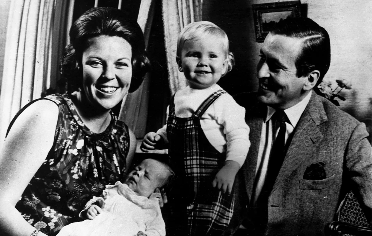 Pikkuinen prinssi Friso äitinsä sylissä vuonna 1968, vieressä ylpeä isoveli Willem-Alexander ja poikien isä Claus von Amsberg.
