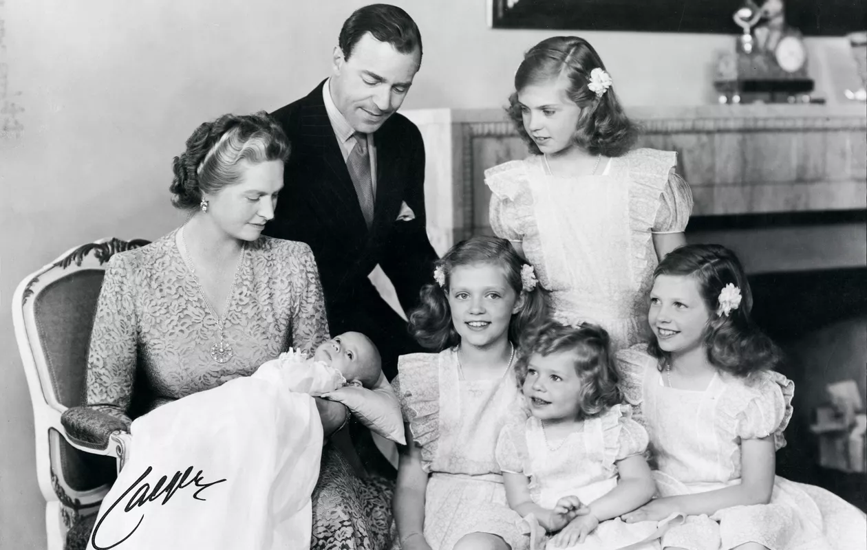 Ruotsin prinsessat: Kaarle Kustaan siskot vastasyntyneen pikkuveljensä ympärillä.