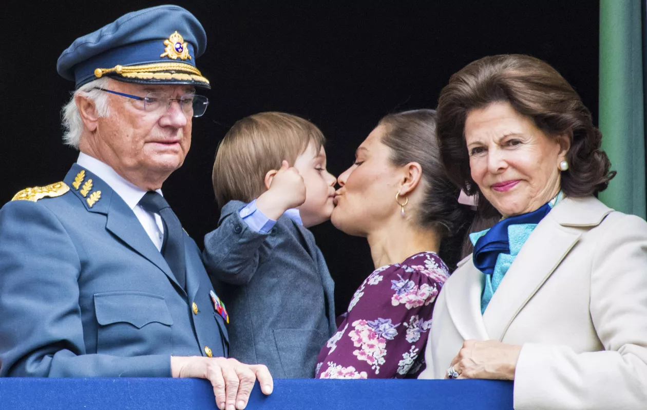 Pikkuprinssi Oscar päätti pussata äitiään isoisän syntymäpäivänä koko kansan edessä.