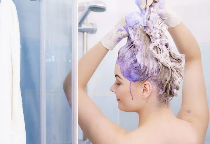 Kellertävä sävy vaaleassa tukassa taittuu violettia pigmenttiä sisältävällä shampoolla.