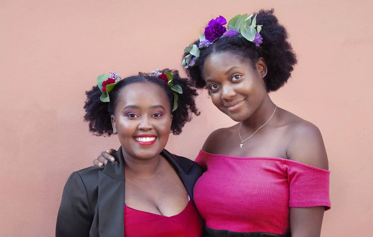 Vantaalaiset ystävykset Acquelline Kingori ja Manuela Shampemba ovat nykyään ylpeitä afroistaan.