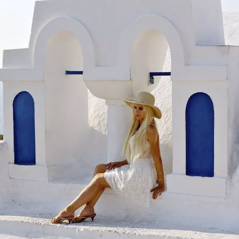 Matkustelu kolmen kuukauden välein oli tärkeä osa Johanna Kuvajan aikaisempaa elämää. Instagram-kuva Santorinilta vuodelta 2015.