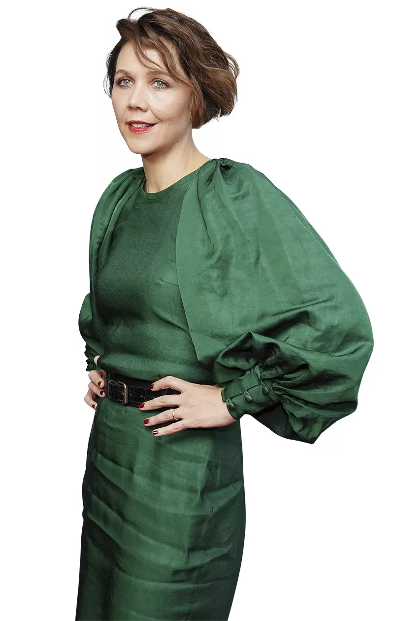 Näyttelijä Maggie Gyllenhaal on pukeutunut vihreään mekkoon ja hänellä on hiuksissaan poikatukan pidempi versio.