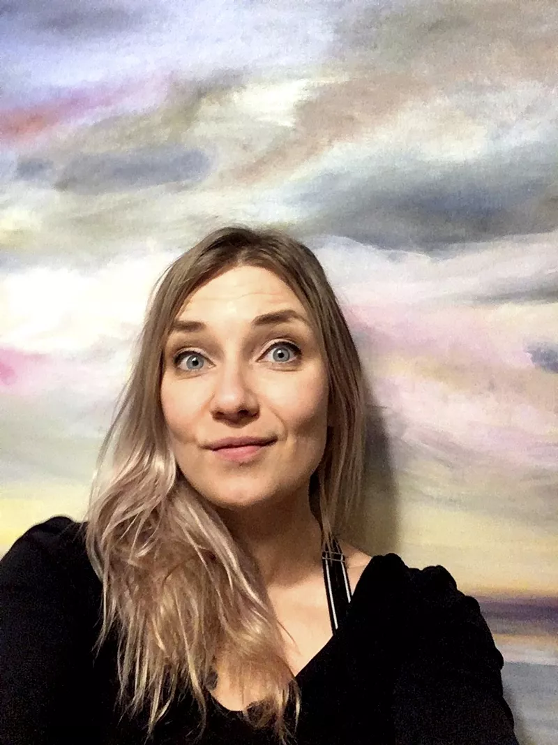 Selfien taustalla on Marjo Hyvärisen maalaus.