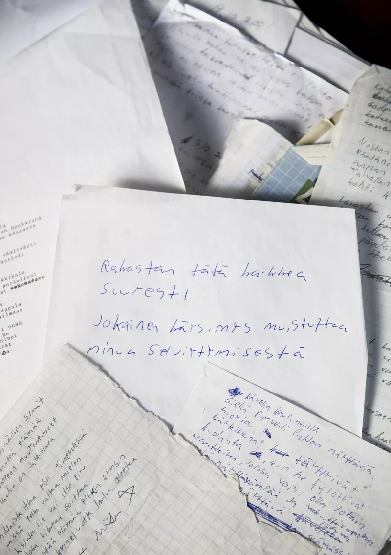 Kun runoja alkoi pulpahdella, Miika Nuutinen kirjoitti niitä paperilapuille.