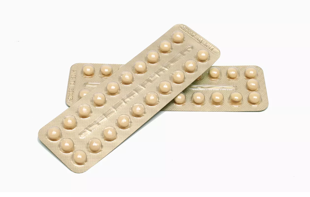 Keltarauhashormonikuuri voi olla tarpeen, jos kuukautisia ei kuulu. Kuvassa yhdistelmäehkäisypillerit.