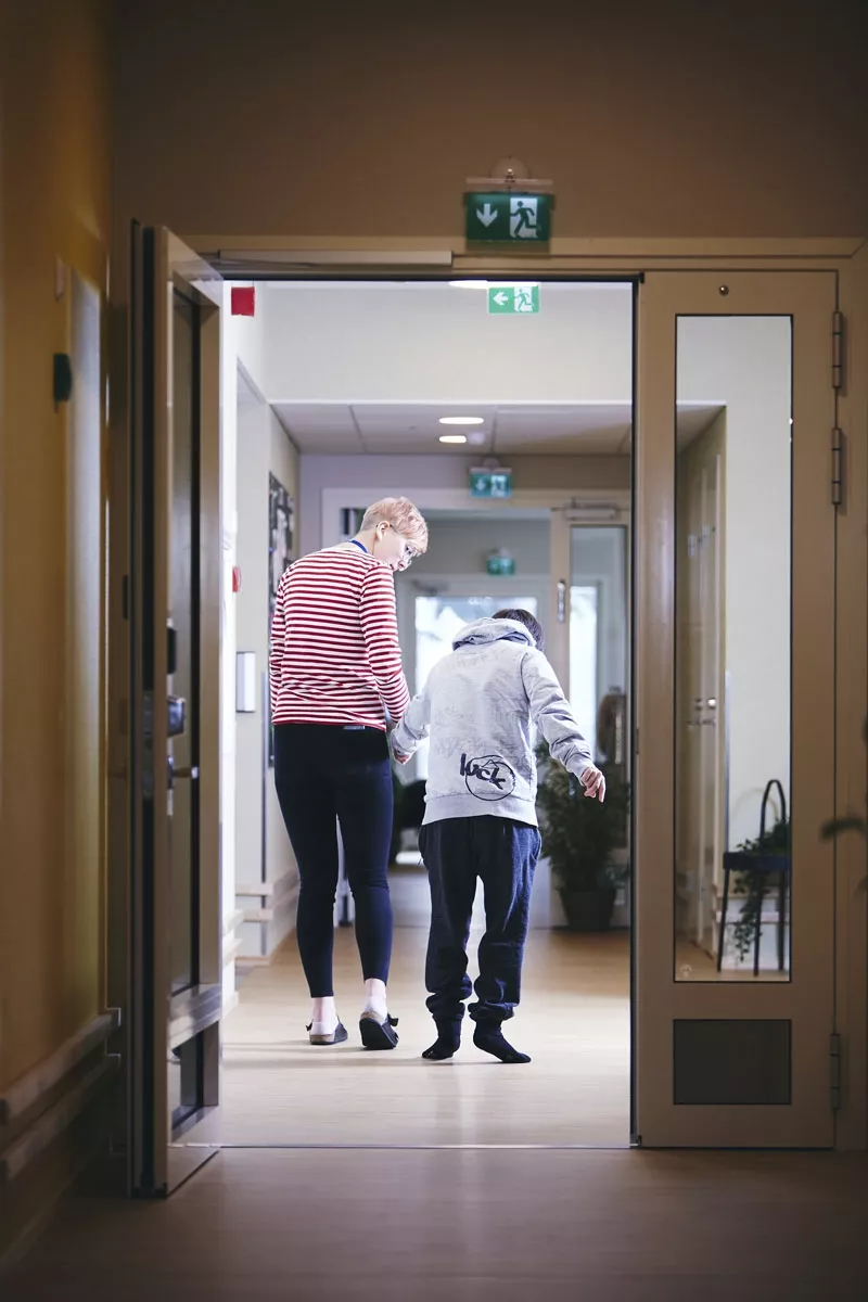 Kun Saara Mäkinen siirtyi terveyskeskuksesta sairaanhoitajaksi kehitysvammaisten palvelukotiin, hän menetti useamman sadan euron vuorolisät.