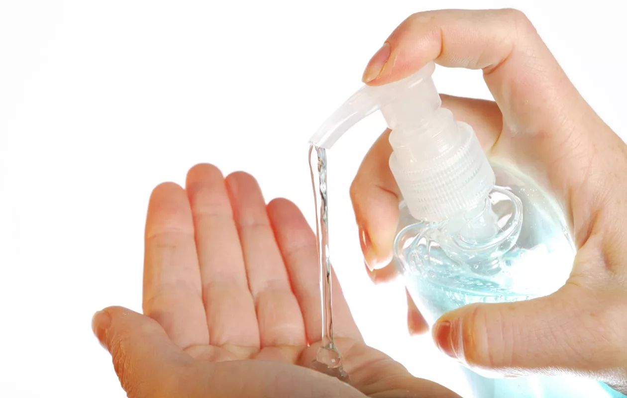 Käsienpesuohjeet kehottavat pesemään käsiä usein, mutta monen kädet kuivuvat pesemisestä. Mikäli käytät käsidesiä, valitse glyserolipitoinen tuote, se kosteuttaa samalla.