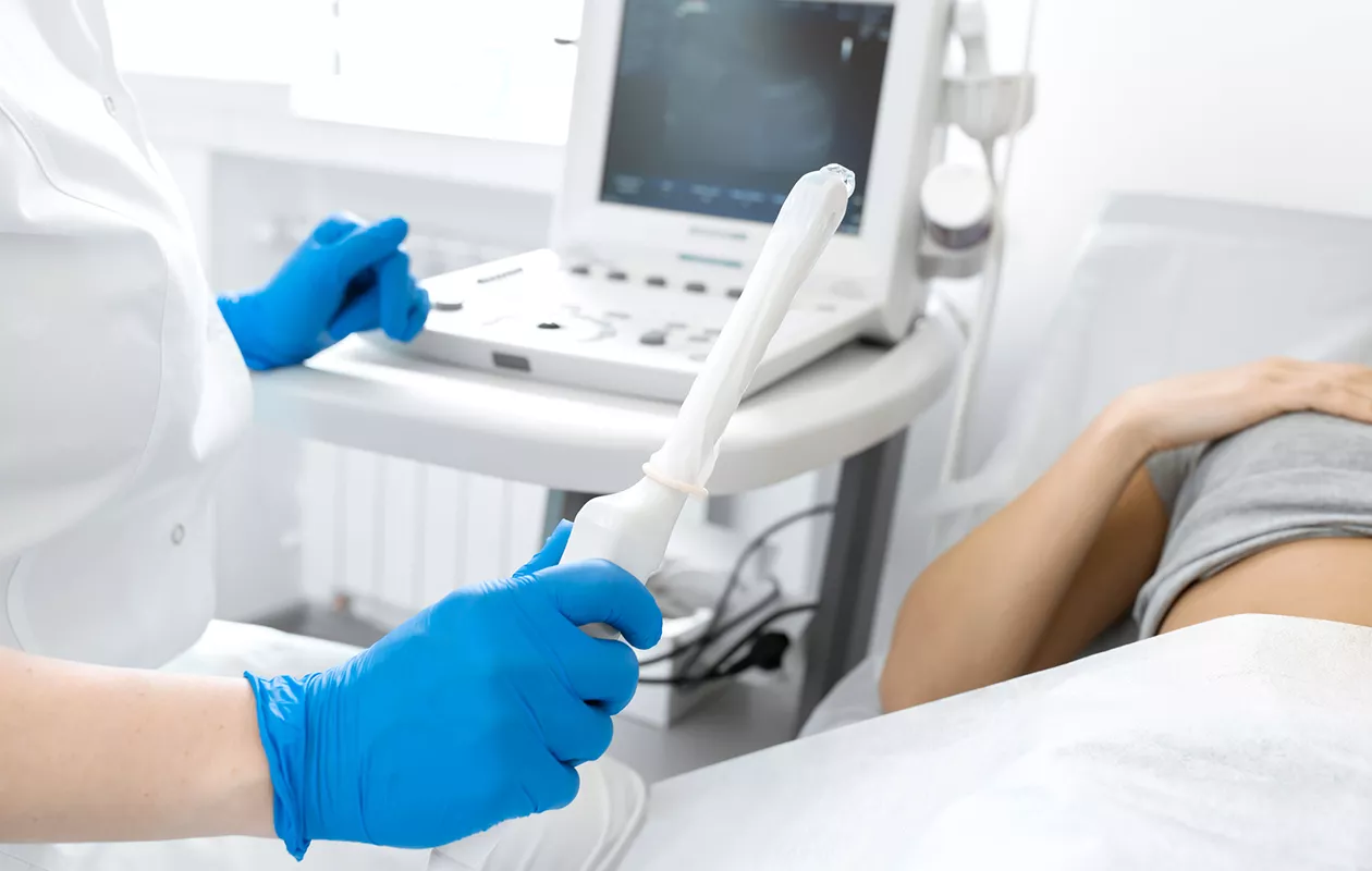 Gynekologinen ultraäänitutkimus alkamassa