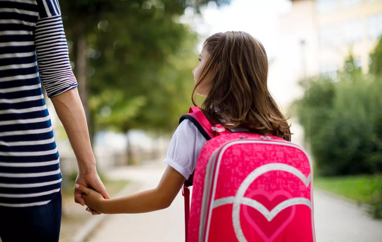 Äiti ja tytär menossa kouluun. Koulukiusaamisen jäljet saattavat aktivoitua jälleen, kun oma lapsi menee kouluun.