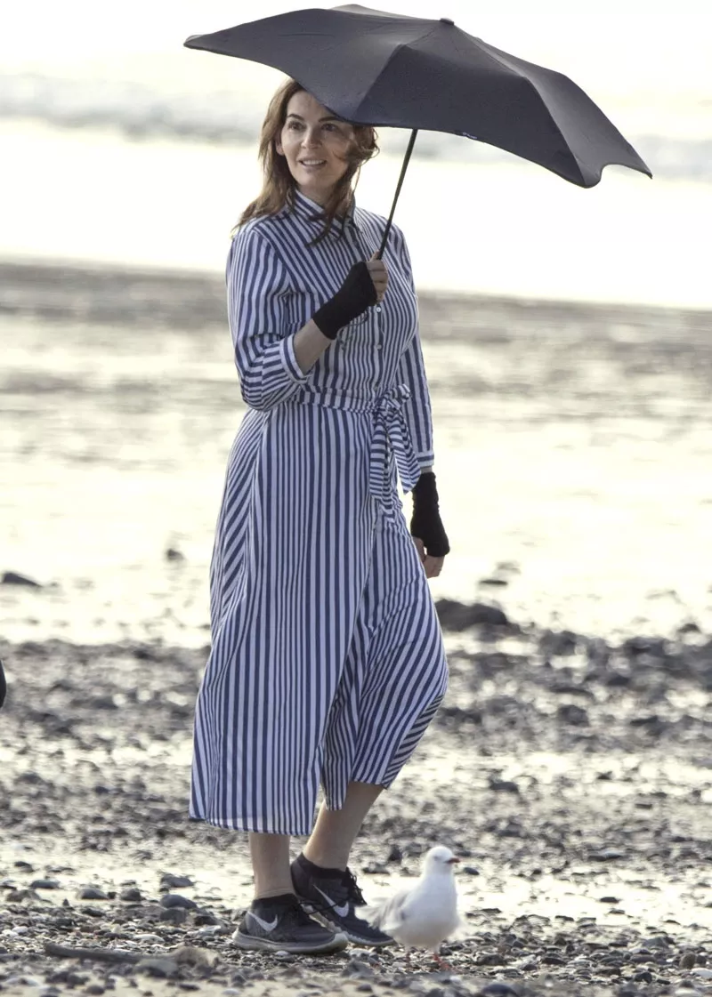 Nigella Lawson tietää, että pystyraitainen paitamekko on lyömätön loma­vaate. Rennossa mekossa voi mennä niin rannalle kuin ravintolaankin.