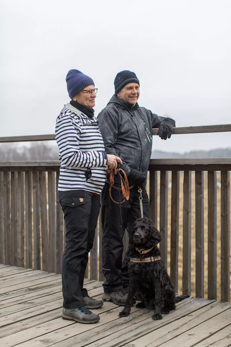 Pekka ja Kirsti Kauranen sekä lintukoira Rasmus tulivat varta vasten merikotkaa tähyilemään.