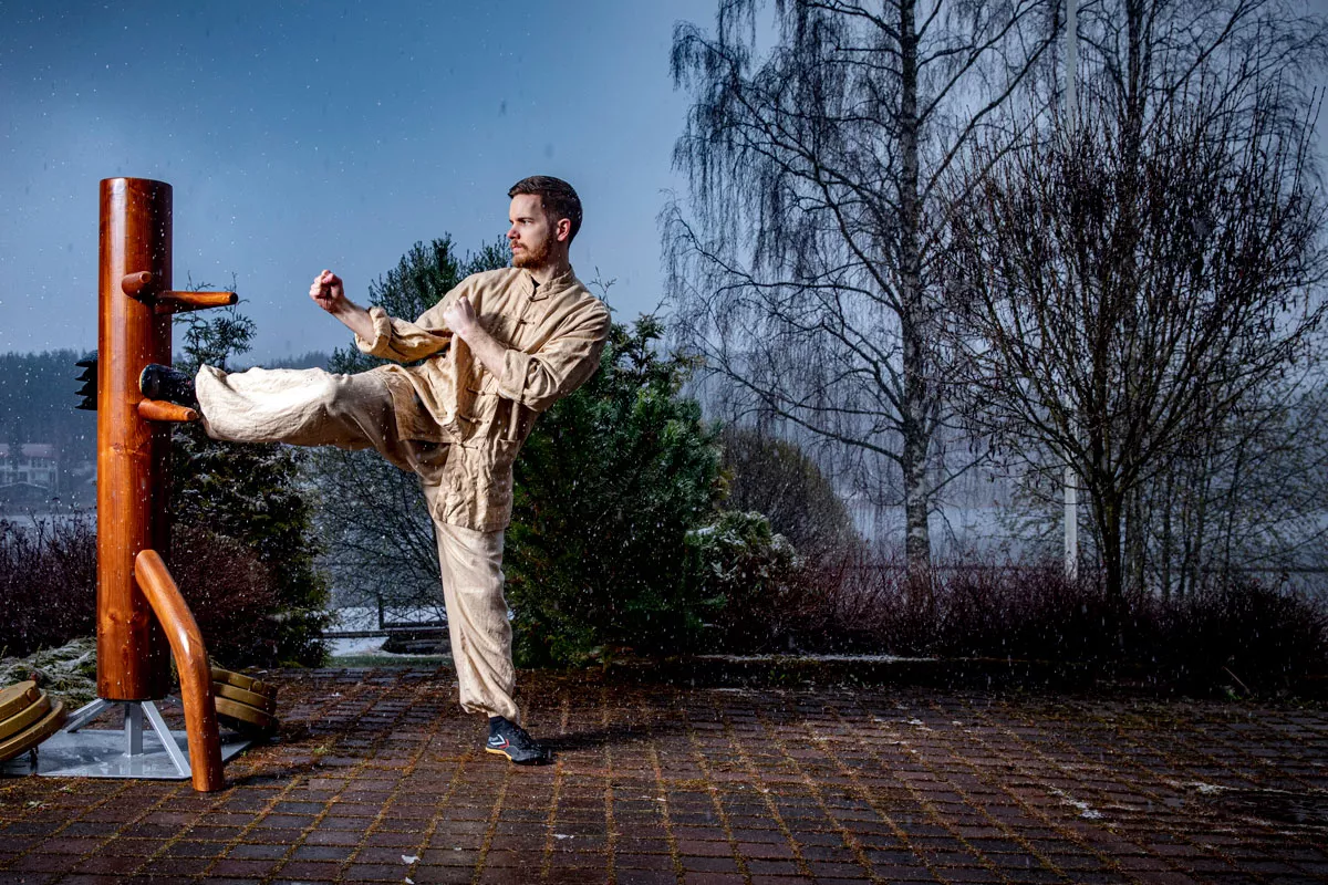 Puu-ukko oman kotitalon terassilla on Joonaksen harjoitusvastustaja. – Treenaan päivittäin Shaolin kung-fu -taitoja.