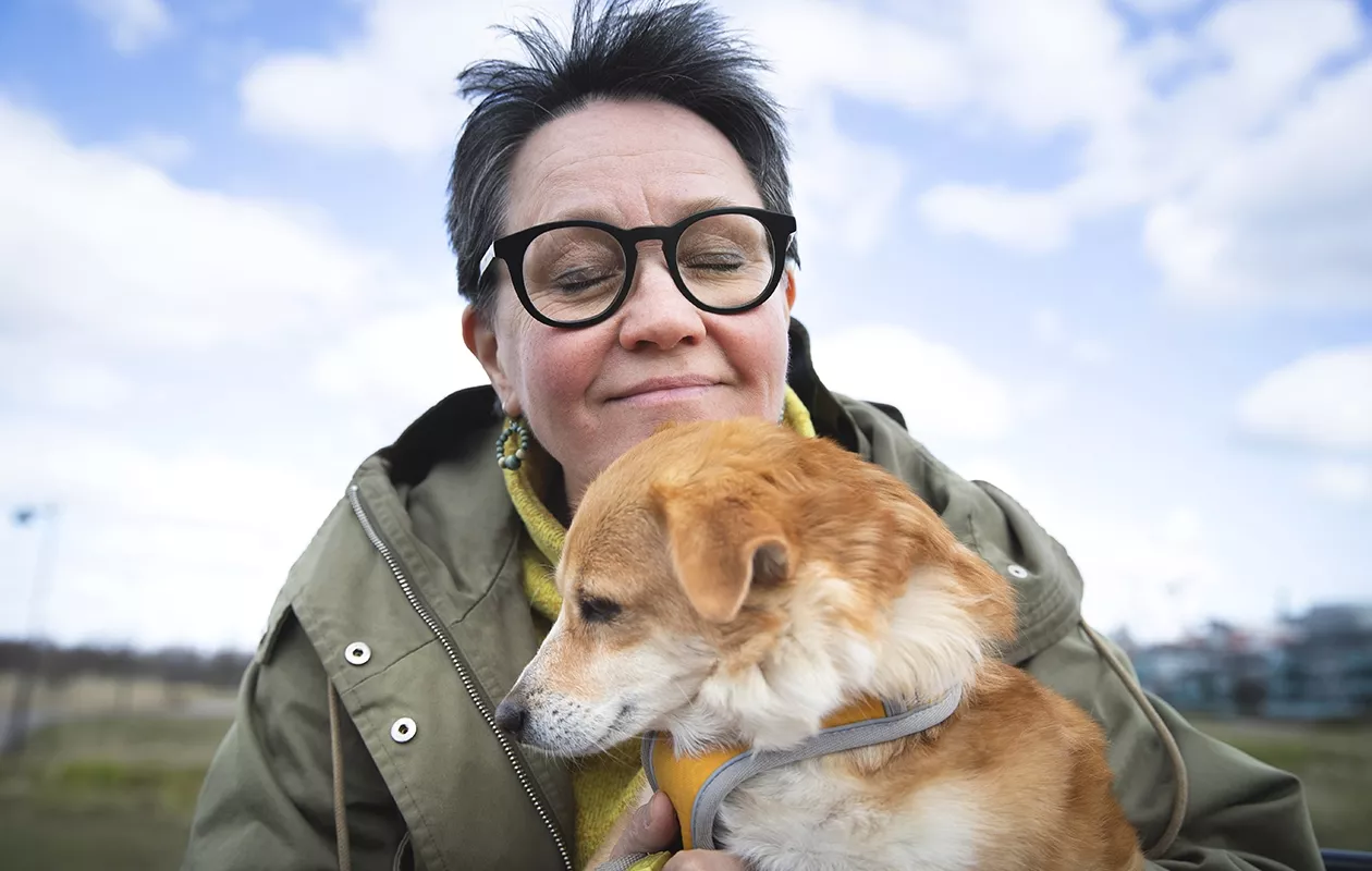 Annukka Laine uskoo, että koira voi olla monelle ihmistä parempi ystävä.