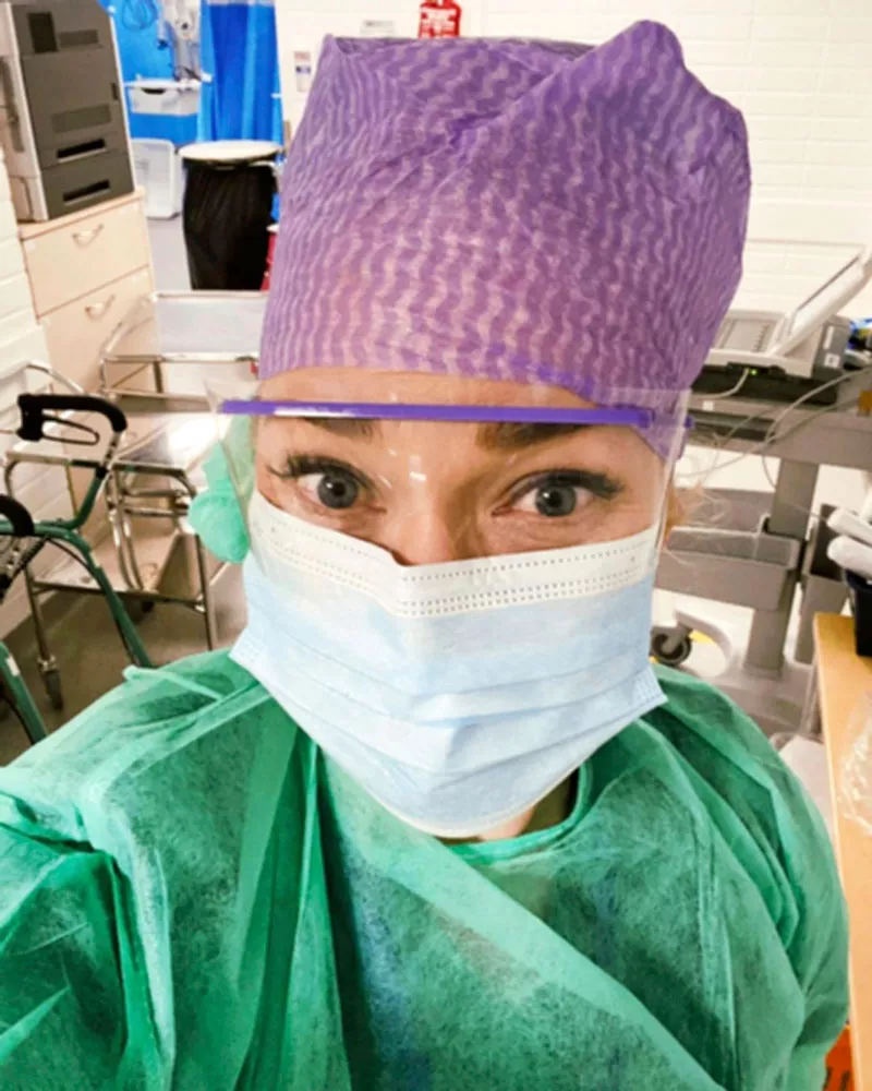 Pippa Laukka päivitti Instagramiin selfien työasussaan.
