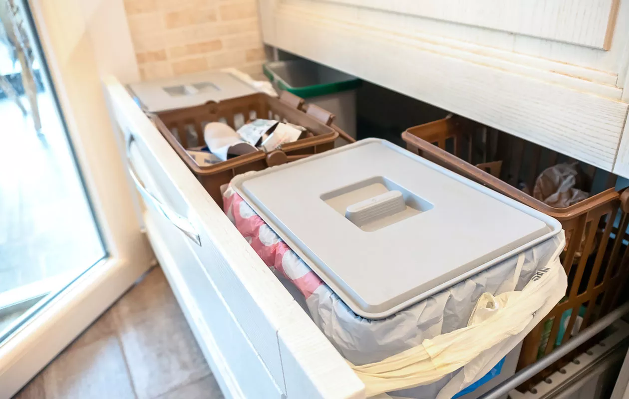 Miten järjestää keittiön kaapit? Esimerkiksi jäteastioita kannattaa olla tarpeeksi monta eri tarpeita varten.