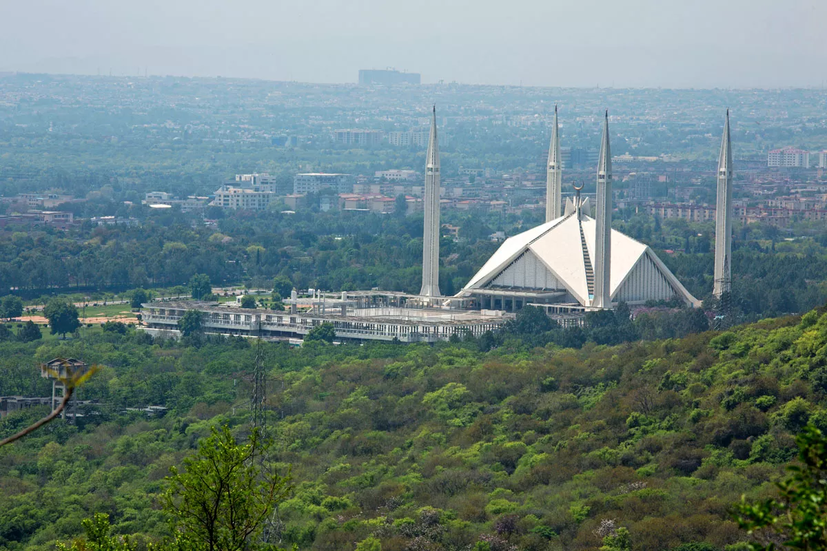 Islamabad ja Rawalpindi muodostavat yhdessä Pakistanin neljänneksi suurimman metropolialueen. Rikoksia täällä riittää Beenishille ratkaistavaksi.