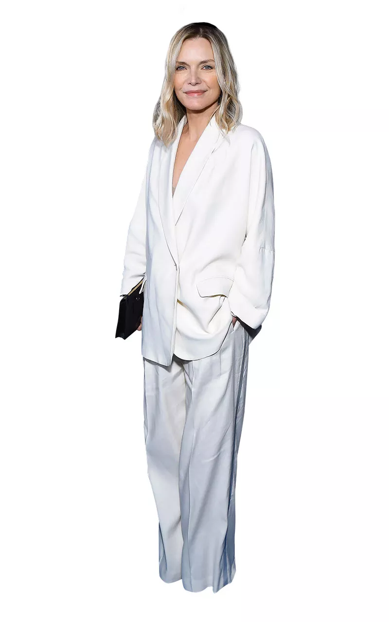 Michelle Pfeiffer pukeutuneena valkoiseen housupukuun. 3. Koolla on väliä. Valkoinen ylisuuri, kauniisti laskeutuva housupuku kiinnittää katseet punaisella matolla. Puku sopisi loistavasti vaikka hääpuvuksi.