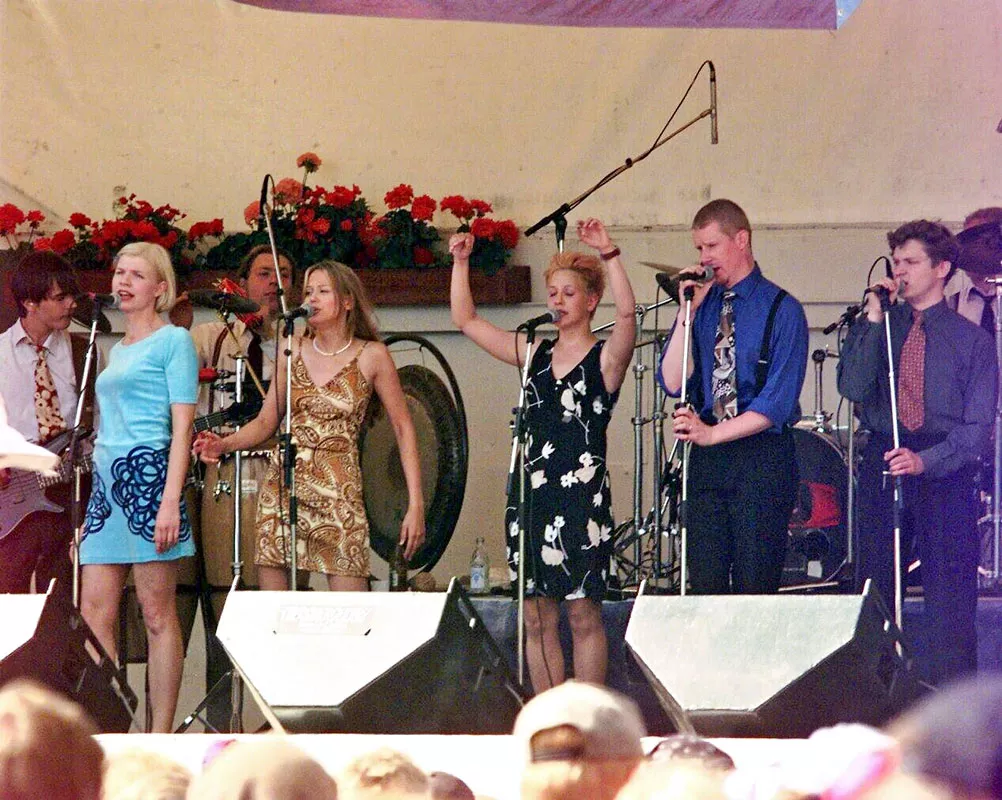 Ultra Bra Turun Ruisrockissa vuonna 1997. Kuvassa vasemmalta Anna Tulusto, Terhi Kokkonen, Vuokko Hovatta, Arto Talme ja Olli Virtaperko.