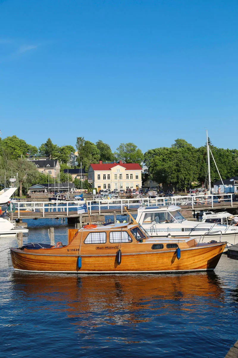 Kuva veneestä, taustalla Tammisaaren kaupunki. Tammisaaren vierasvenesatama on suosittu kohtaamispaikka.