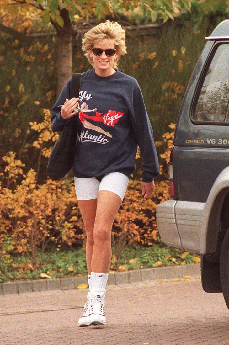 Prinsessa Diana vuonna 1995. Hänellä oli jalassaan valkoiset pyörilyshortsit.