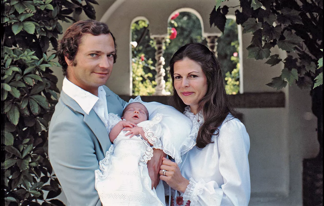Prinsessa Victoria vanhempiensa sylissä kastejuhlassaan 1977.