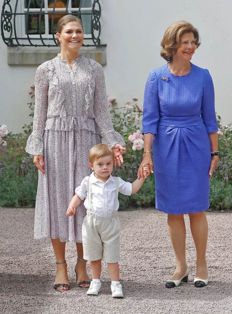 Kruununprinsessa Victorian syntymäpäiviä on aina juhlittu koko perheen ja kansan voimin. Tässä Victoria, hänen poikansa Oscar ja kuningatar Silvia Sollidenin palatsin pihalla syntymäpäiviä juhlimassa kaksi vuotta sitten.