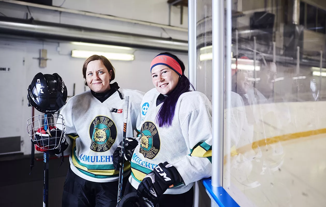 Liikuntaharrastus yhdisti Mervi Kulhan ja Riikka Lehtisen, ja nykyään he viettävät aikaa yhdessä myös jäähallin ulkopuolella.