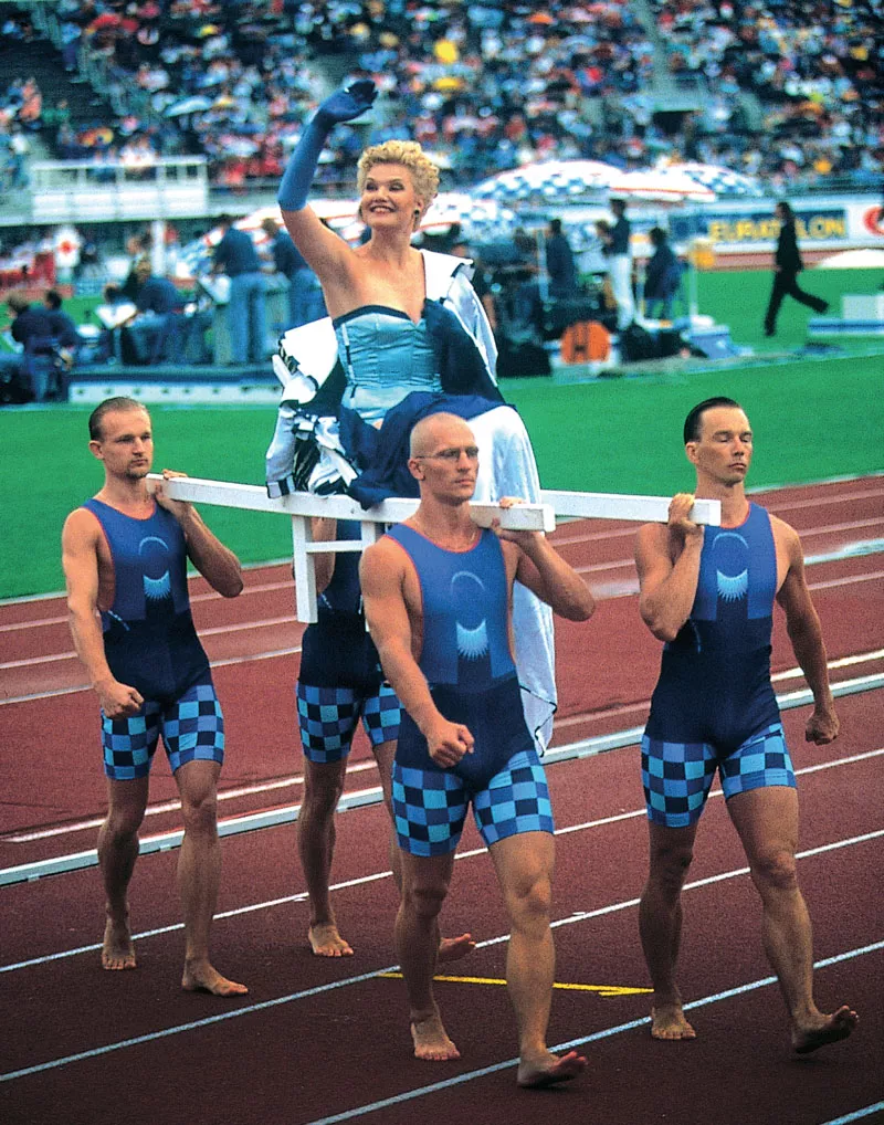 Oopperalaulaja Karita Mattila avasi yleisurheilun EM-kisat Helsingissä 1994. Markku Piri vastasi kisailmeestä sekä Karitan ja kisaorganisaation asuista.
