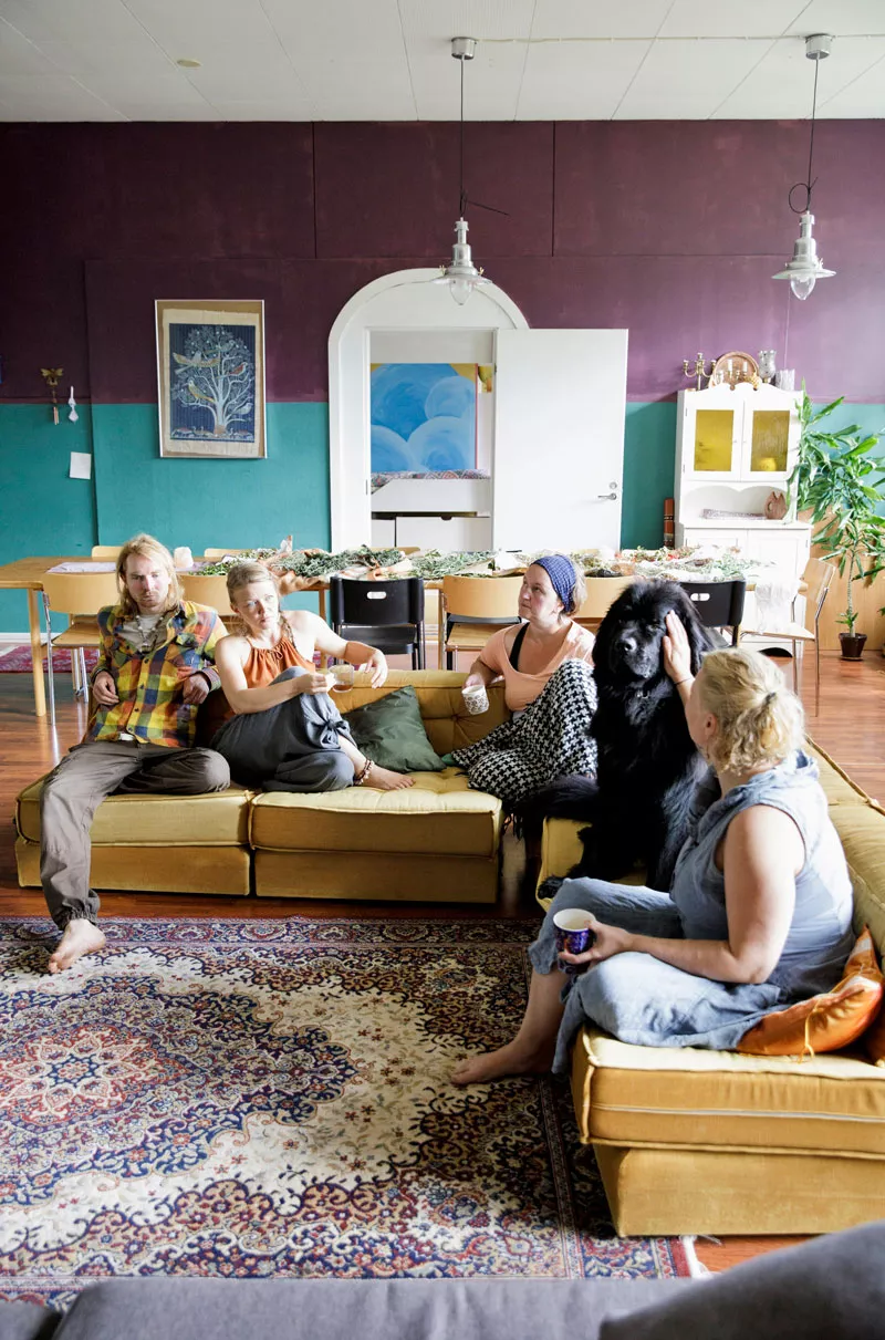 Kiireetön hetki olohuoneen sohvalla. Vasemmalta Jasper, Anni, Johanna Räsänen, Lysti-koira ja Sanna.