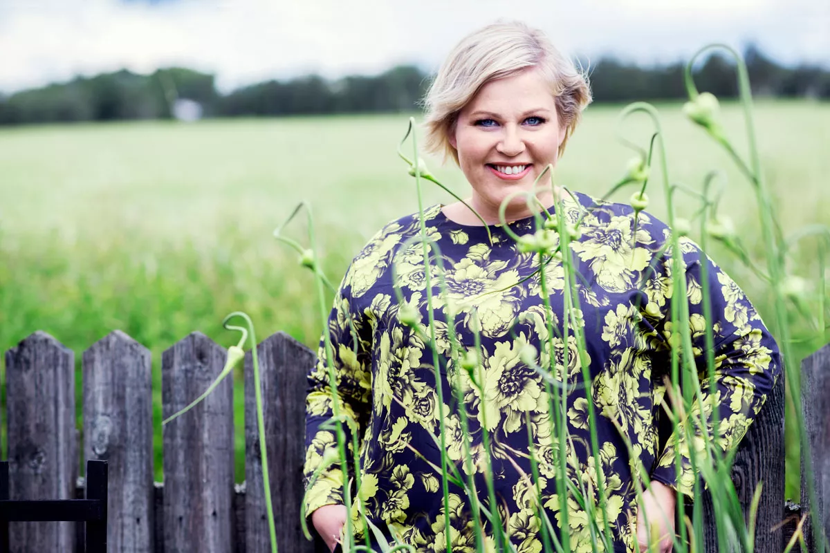 Annika Saarikko haluaa murtaa kaupungin ja maaseudun vastakkainasettelua. Hän itse asuu molemmissa: viikot Espoossa, viikonloput Oripäässä.
