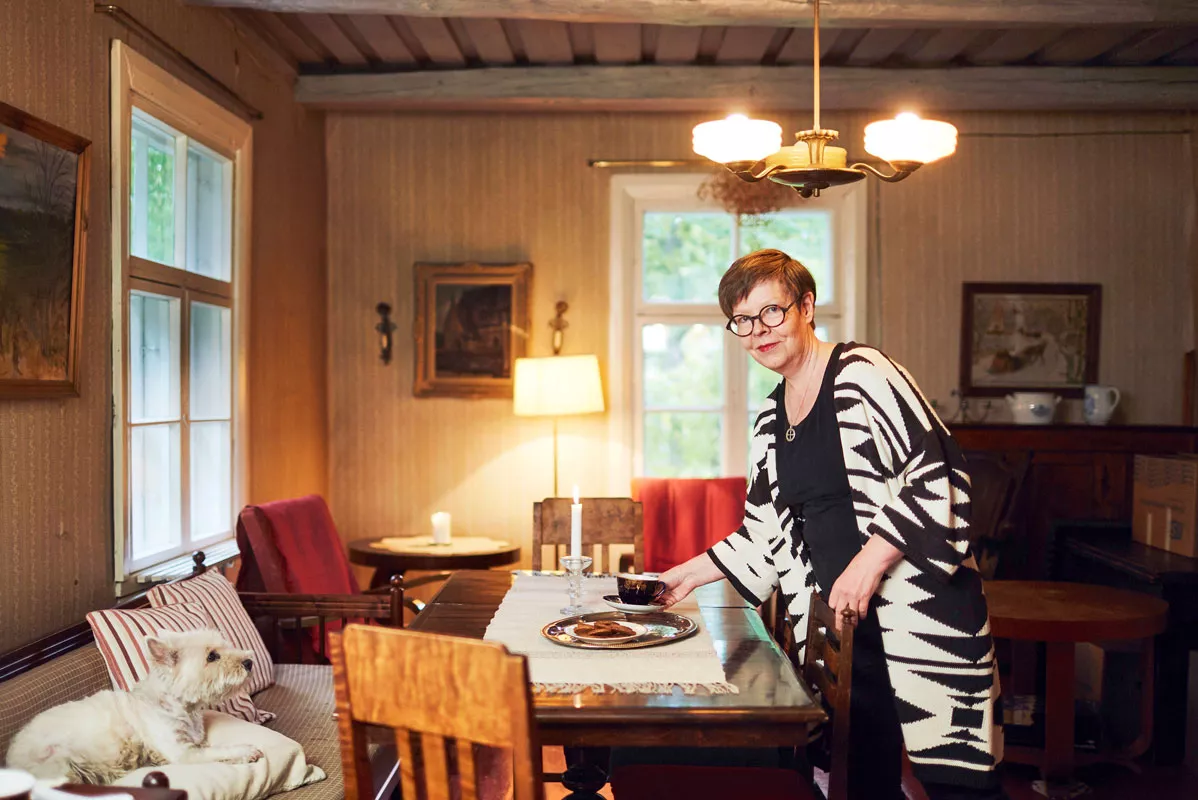 – Nautin, kun katson ympärilläni mummun kutomia ja ompelemia tekstiilejä ja vaarin veistämiä huonekaluja, Liisa Lauerma sanoo sukutalossaan.