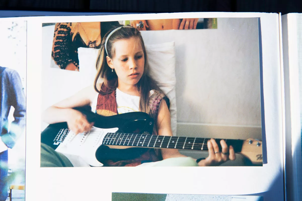  Oona Kapari alkoi soittaa kitaraa 7-vuotiaana. Kuva Kaparien kotialbumi.