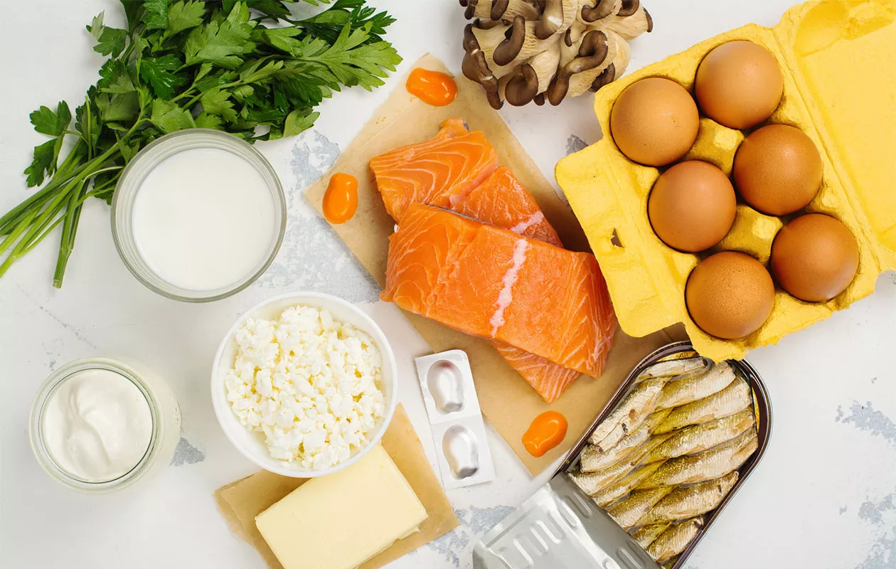 D-vitamiini: kuvassa D-vitamiinin lähteitä, kuten kalaa, maitotuotteita ja sieniä.